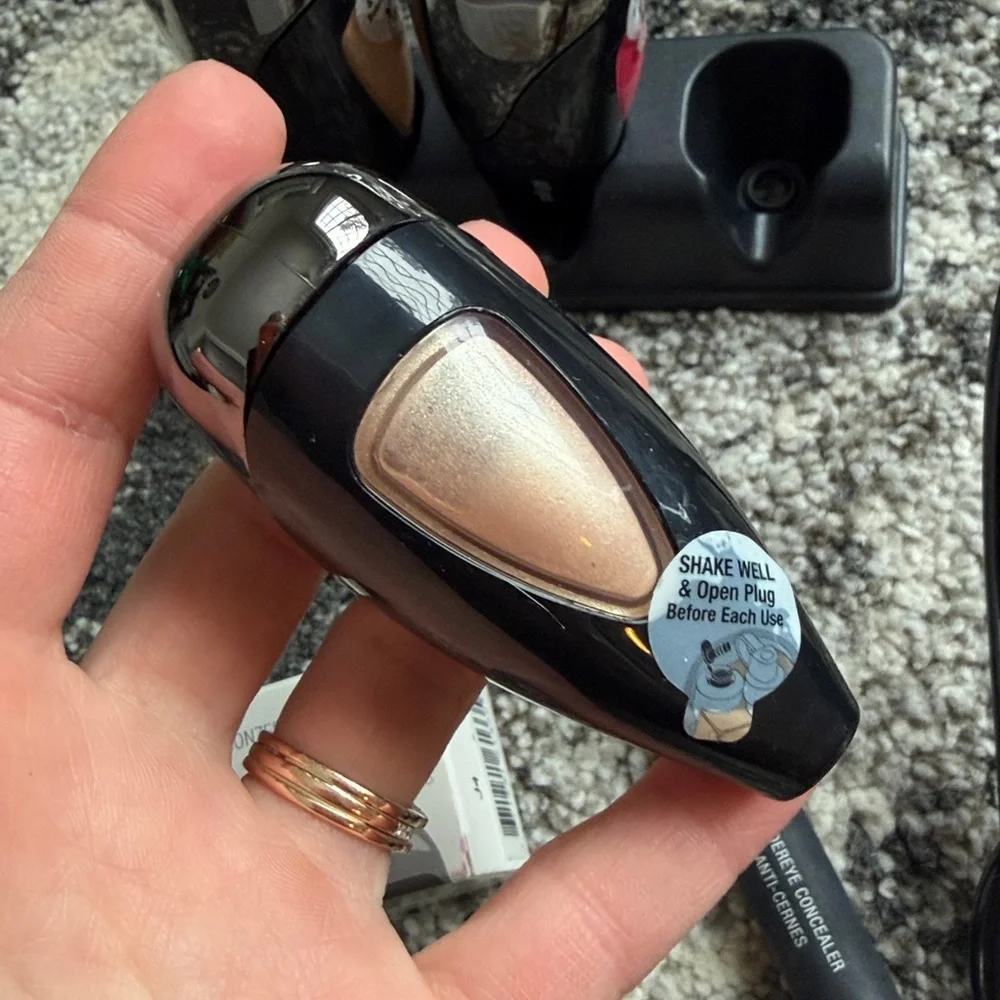 Temptu 2.0 airbrush makeup system includes airbrush, compressor, new bronzer